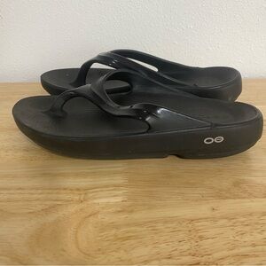 OOFOS OOLALA Women's Black Patent Luxe Flip Flop 8 / 39 Thong Recovery Sandals